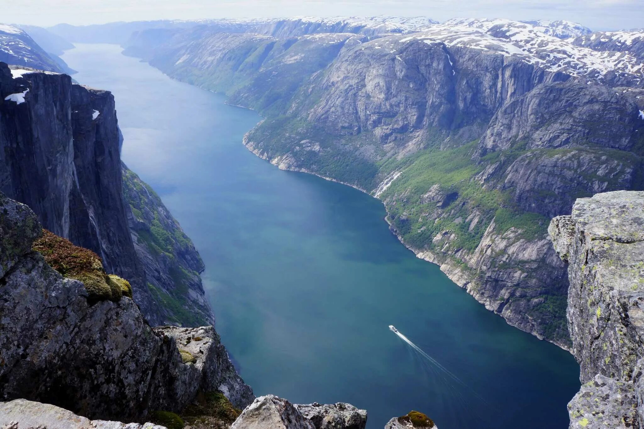 Какая страна имеет природную достопримечательность фьорды. Люсе-Фьорд Норвегия. Ставангер Норвегия фьорды. Плато Путорана фьорды. Прекестулен Норвегия.