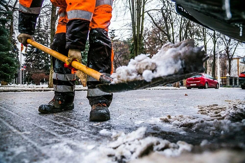 Зима реагенты. Уборка снега. Уборка территории от снега. Для уборки снега дворника. Уборка двора от снега.