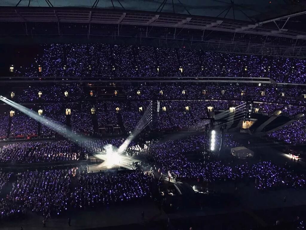 Стадион Wembley BTS. БТС концерт 2019 стадион. Концерт БТС стадион. Концерт БТС на стадионе Уэмбли.