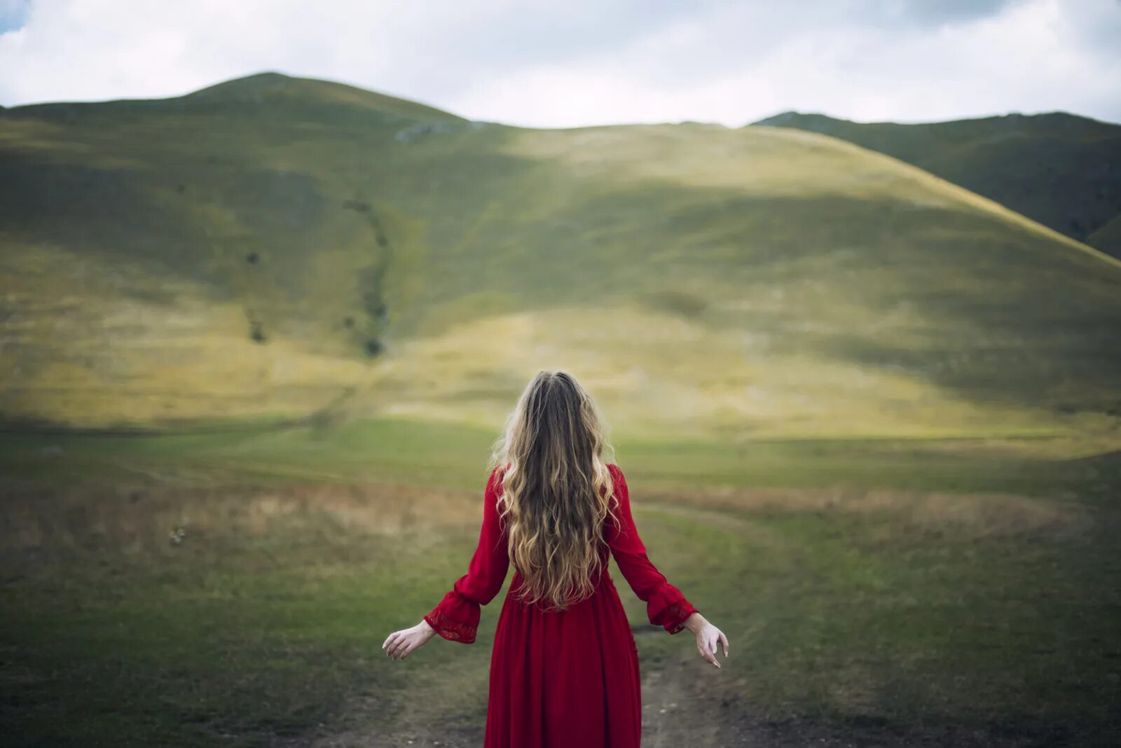 Отражение ребенка в зеркале. Девушка стоит в озере. Девушка на дороге со спины. Отражение ребенка в зеркале. Девушка стоит перед выбором.