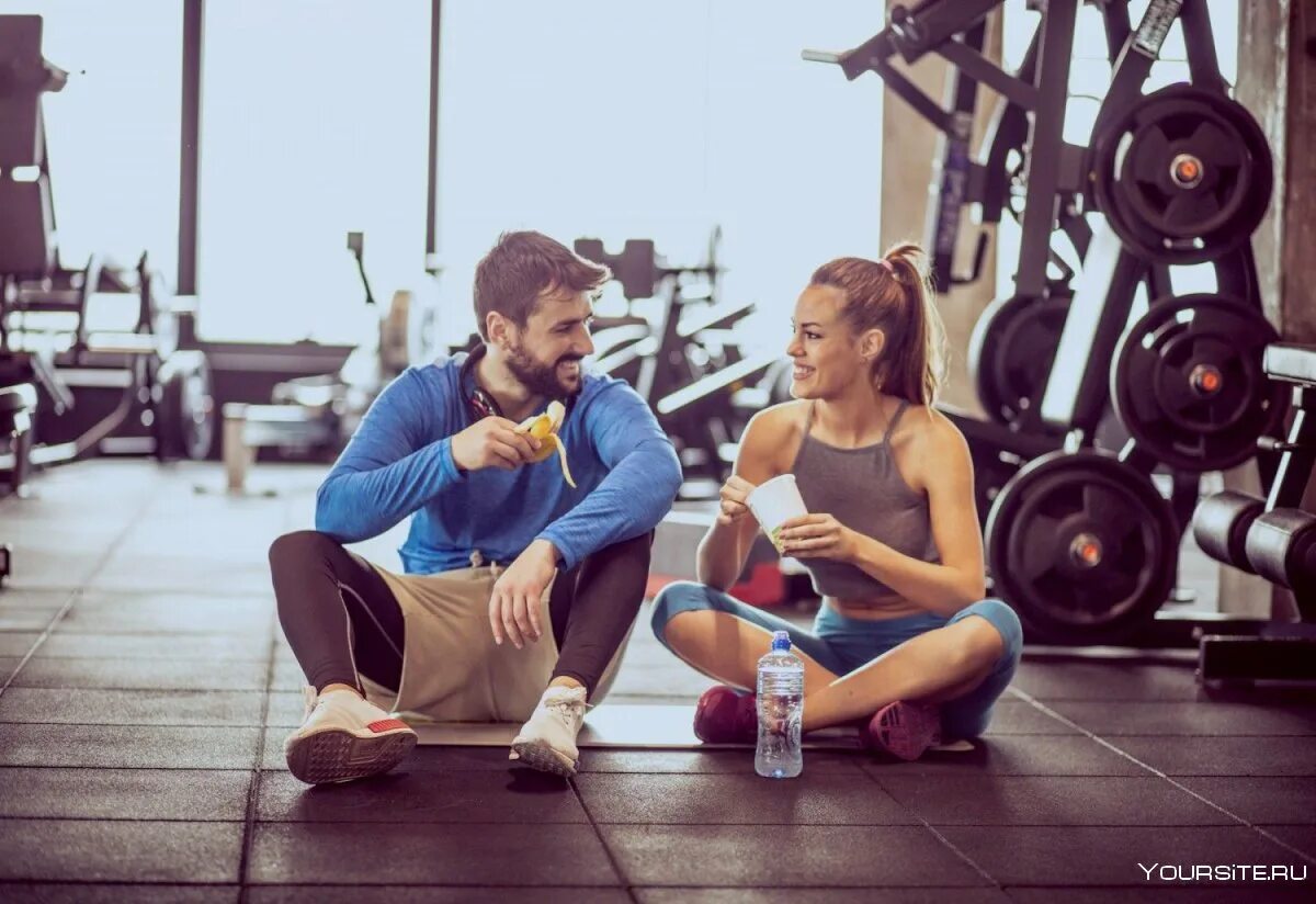 Спортивные пары. Пары в спортзале. Заниматься спортом. Фотосессия в зале. Просв тил б нзин зал пить