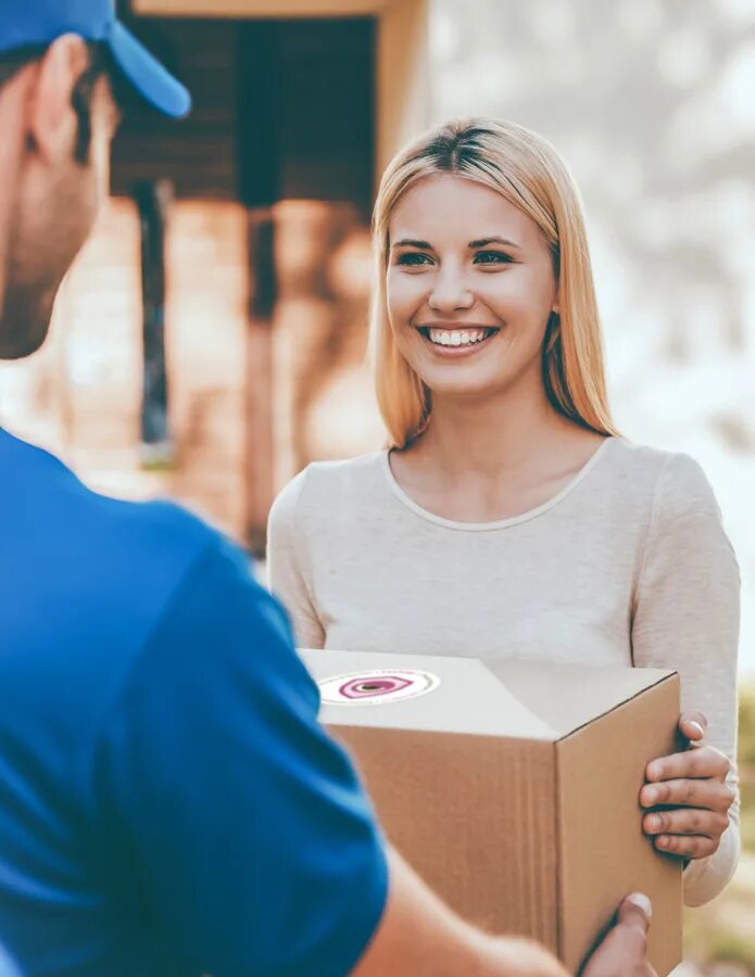 Как я был курьером. Мужчина с коробками. Курьер деливери. Женщина с коробкой в руках. Мужчина получает посылку.