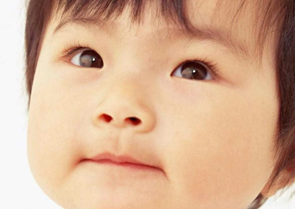 Глаза у новорожденного открываются. Косоглазие у детей фото. Косоглазие у грудничков. Дети с узкими глазами. Разрез глаз у новорожденных.
