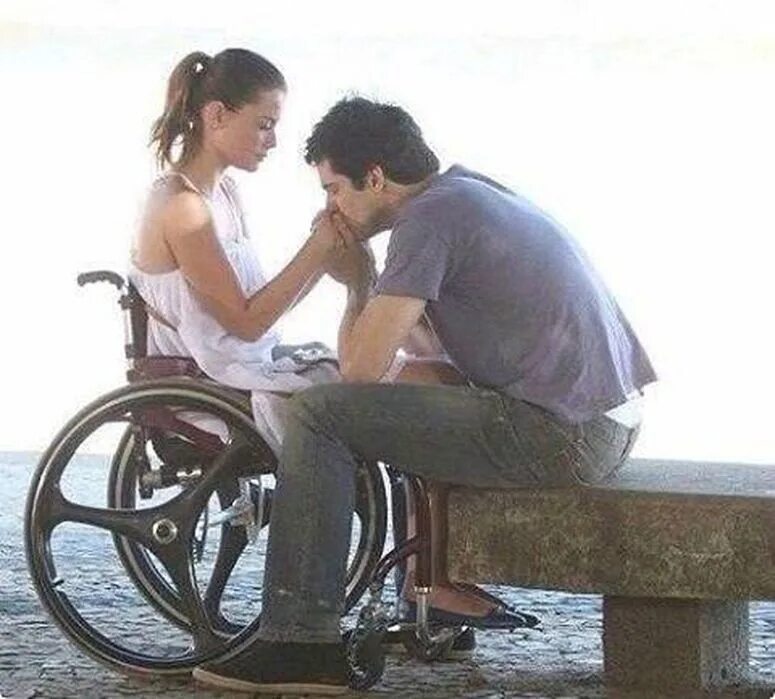 Главное может быть у каждого. Любовь инвалидов. Влюбленные инвалиды. Парень инвалид с девушкой. Девушка в коляске и парень.