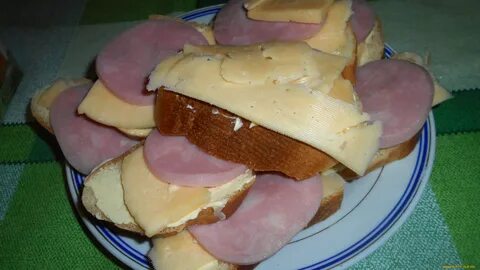 Хлеб с колбасой и сыром