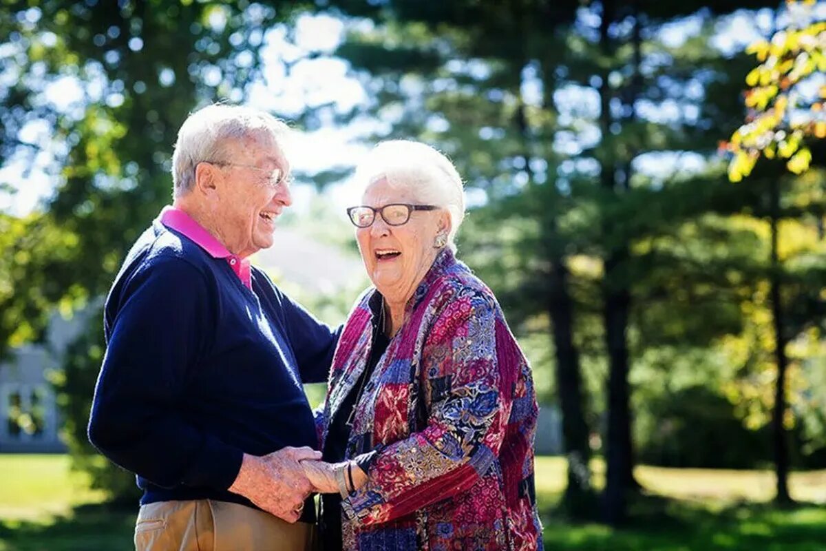 Старики группой молодую. Пожилые люди. Счастливые пенсионеры. Счастливые пожилые люди. Пожилые влюбленные пары.