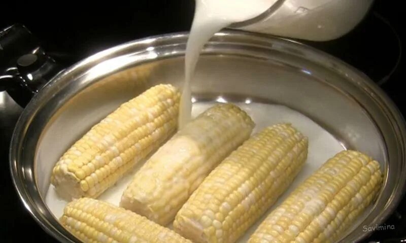 Сколько варить початок. Кукуруза в кастрюле. Как варить кукурузу в початках. Кукуруза с солью. Кукуруза молочная вареная.