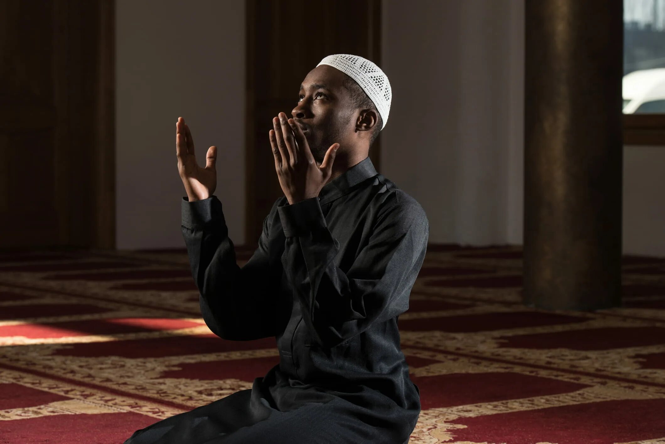 Мусульманин молится. Что такое намаз у мусульман. Мусульмане молятся в мечети.