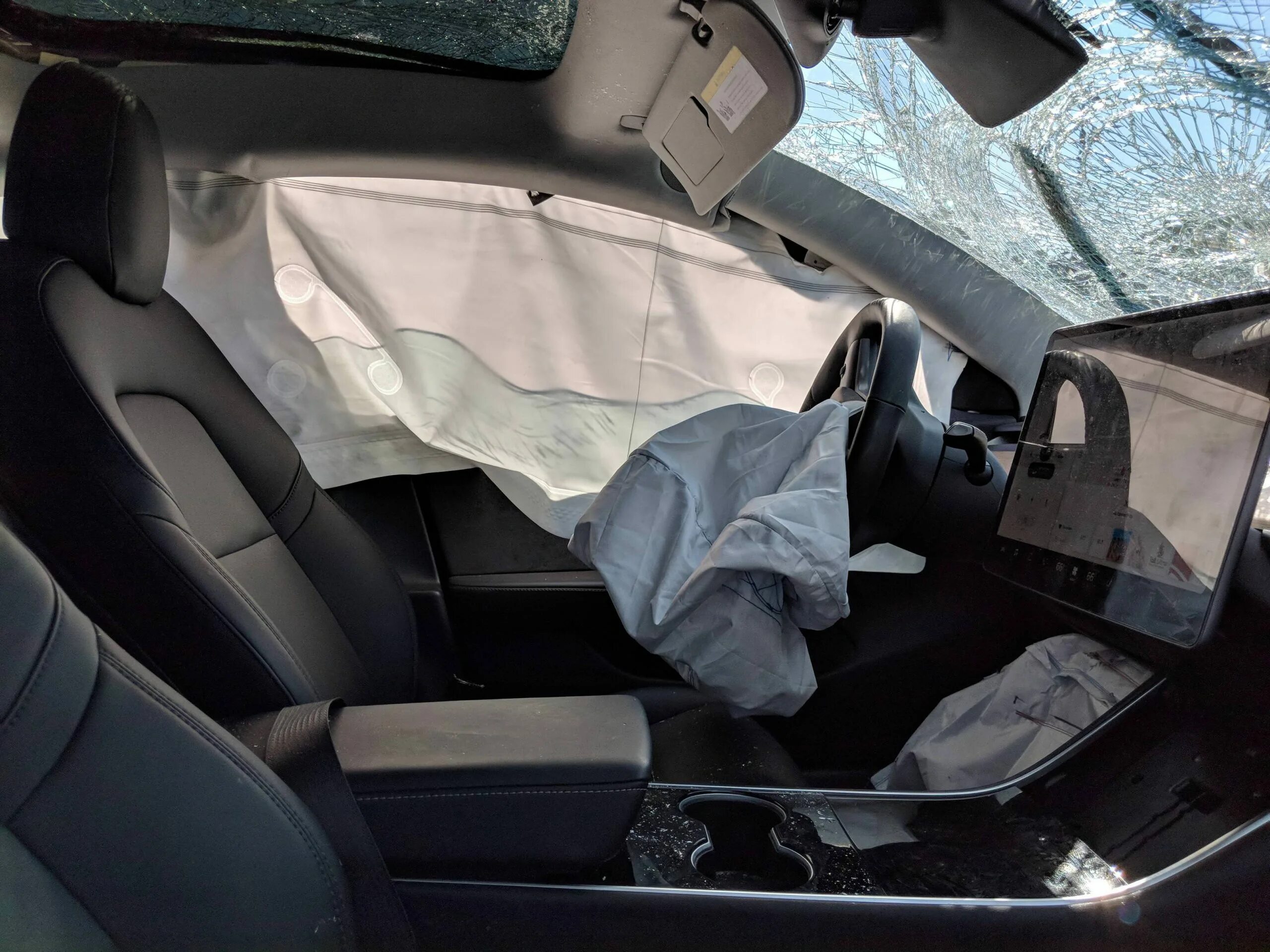 Подушки безопасности Теслы. Подушки безопасности в Tesla. Подушка безопасности авария.