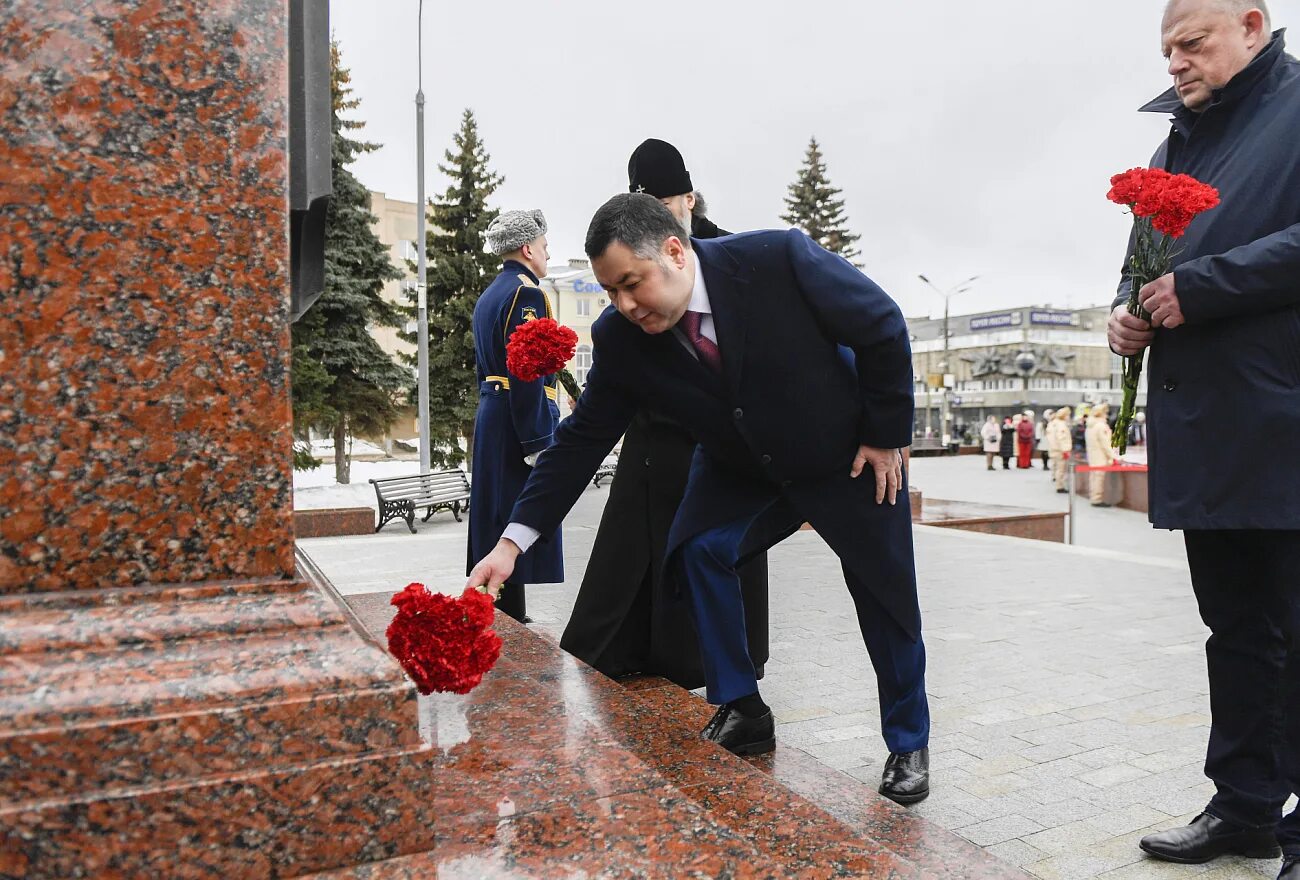 Возложение цветов у стелы город воинской славы в Твери 23.02.23. Возложение цветов 23 февраля. Церемония возложения цветов.