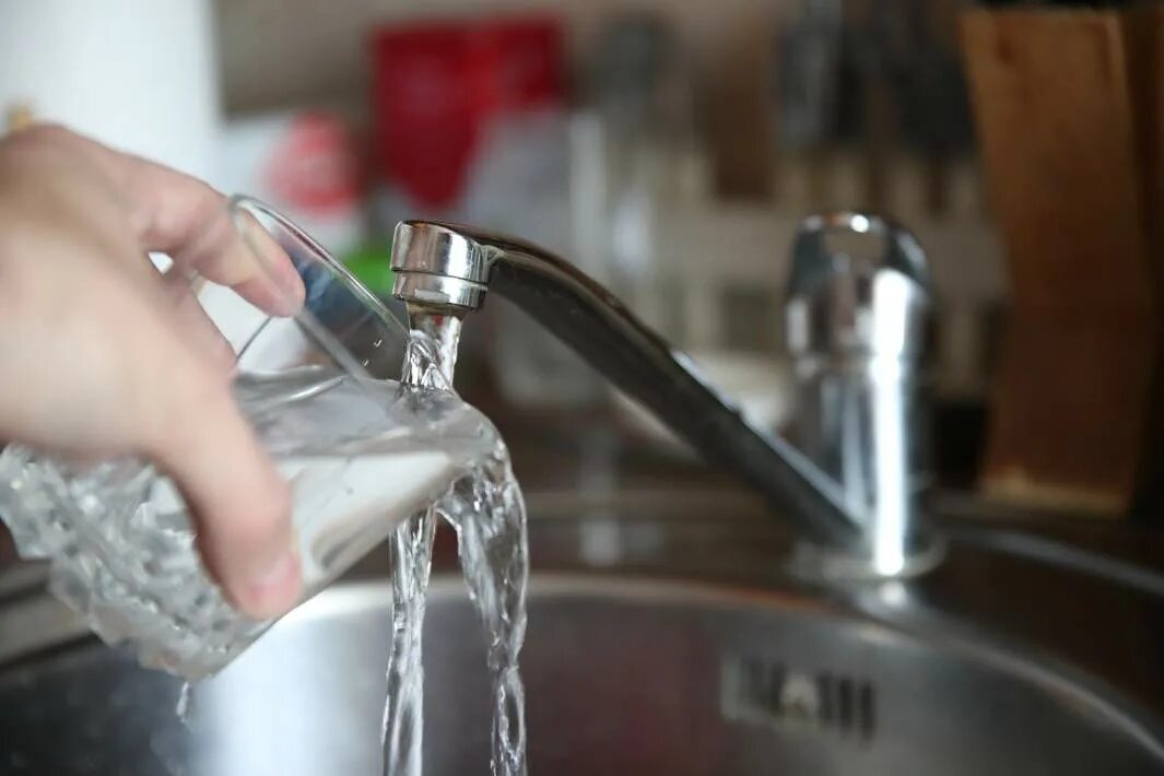 Отравились водой из под крана. Водопроводные краны для кухни. Вода питьевая водопроводная. Водное отравление профилактика. Вода из крана.
