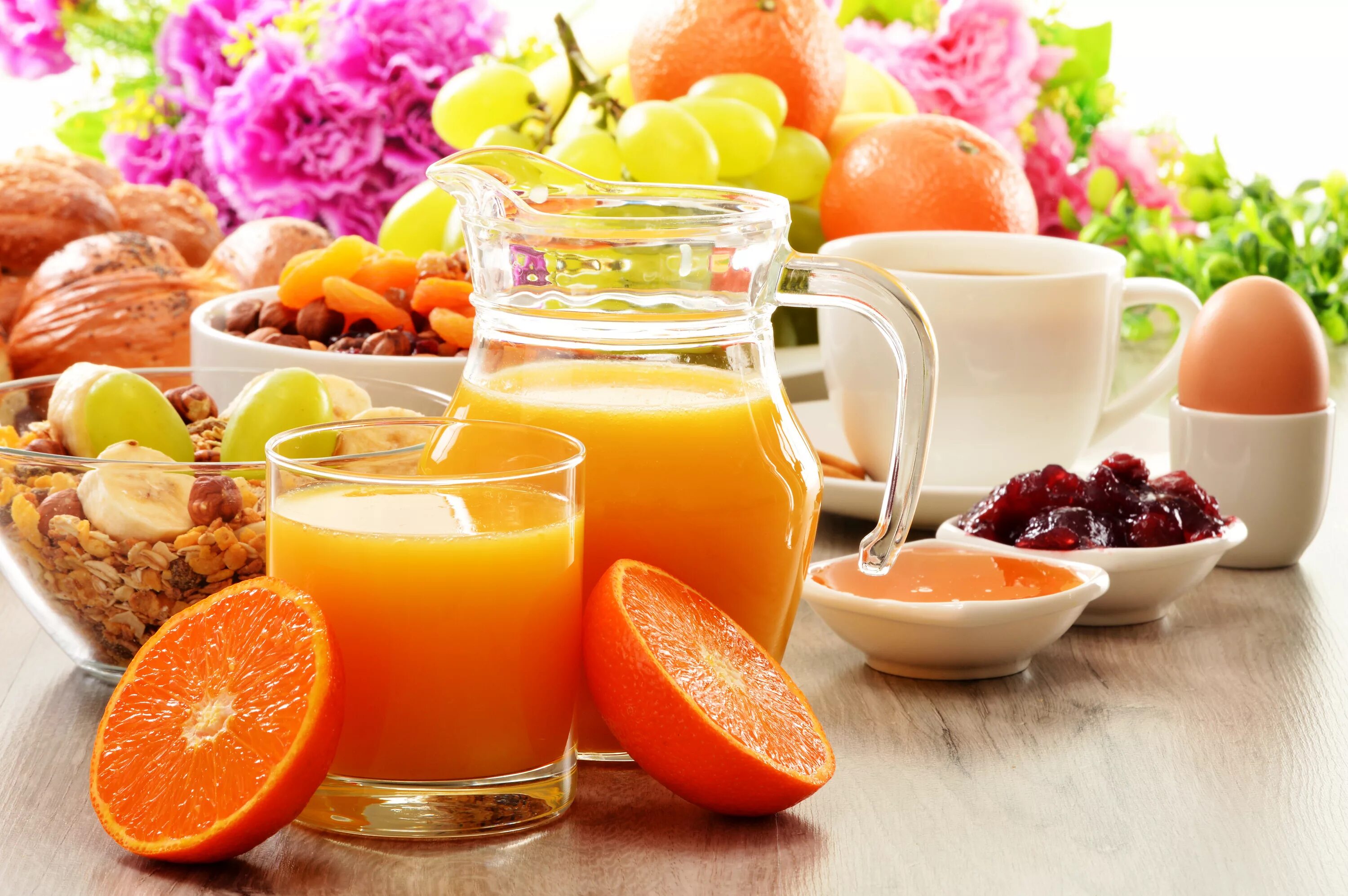 5 фруктовых соков. Фруктовые и овощные соки. Полезные напитки. Фрукты сок. Завтрак с апельсиновым соком.