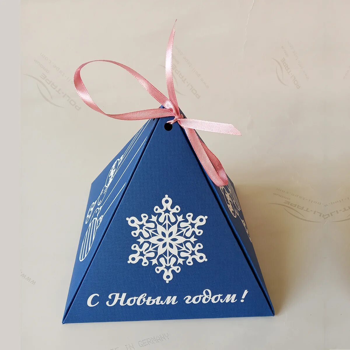 Картонная упаковка пирамидка. Подарочная упаковка пирамида новогодняя. Упаковка пирамидка. Треугольные коробки. Упаковка пирамидка.
