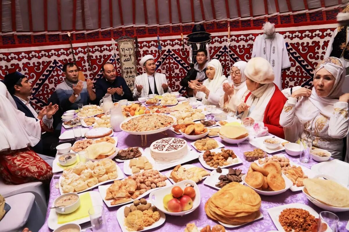 Дастархан фото. Традиция дастархан казахская традиция. наурыз казахстан дастархан. дастархан узбекистан семья. гостеприимство казахов.