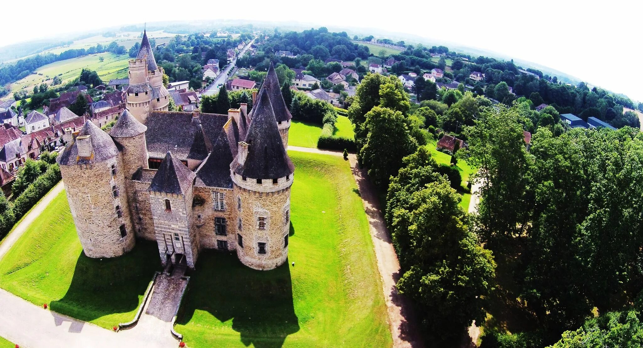 Шато девуз франция. Замок Шато-де-Бонваль. Замок Бурдезьер Франция. Замок Лавут-Полиньяк. Шато де Куранс Франция.