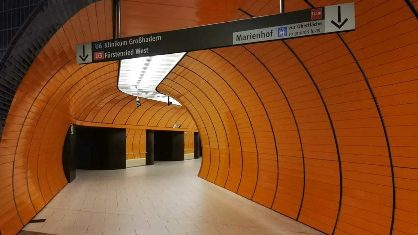 Включи оранжевую станцию. Мюнхенское метро. Станции метро Мюнхена. Оранжевая станция. Мариенплац метро.