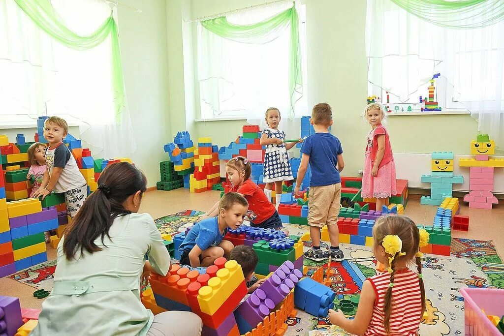 Воспитатель в садике. Ясли сад работа. Детские ясли. Ясли сад работа. Ясли сад работа.