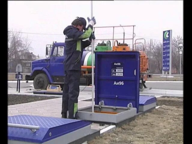 Отбор проб из резервуаров. Замер уровня нефтепродукта. Замер уровня нефтепродукта. Замер уровня нефтепродукта. Датчик уровня мазута в резервуаре.