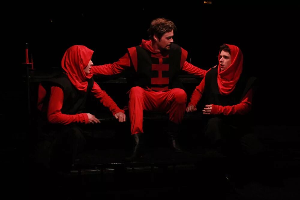 Театр толстого гамлет. Гамлет шекспир спектакль. Лаэрт из гамлета. Чурикова спектакль гамлет. Театр толстого гамлет.