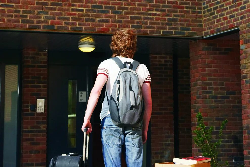 Leave the house. Leaving the house. Семья по соседству. Ребенок убирается дома. Leave the house.