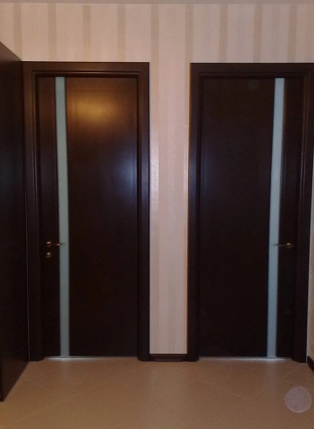 Межкомнатные двери в квартире. Межкомнатные двери установленные. Двери межкомнатные установленные в квартире. Две межкомнатные двери рядом.