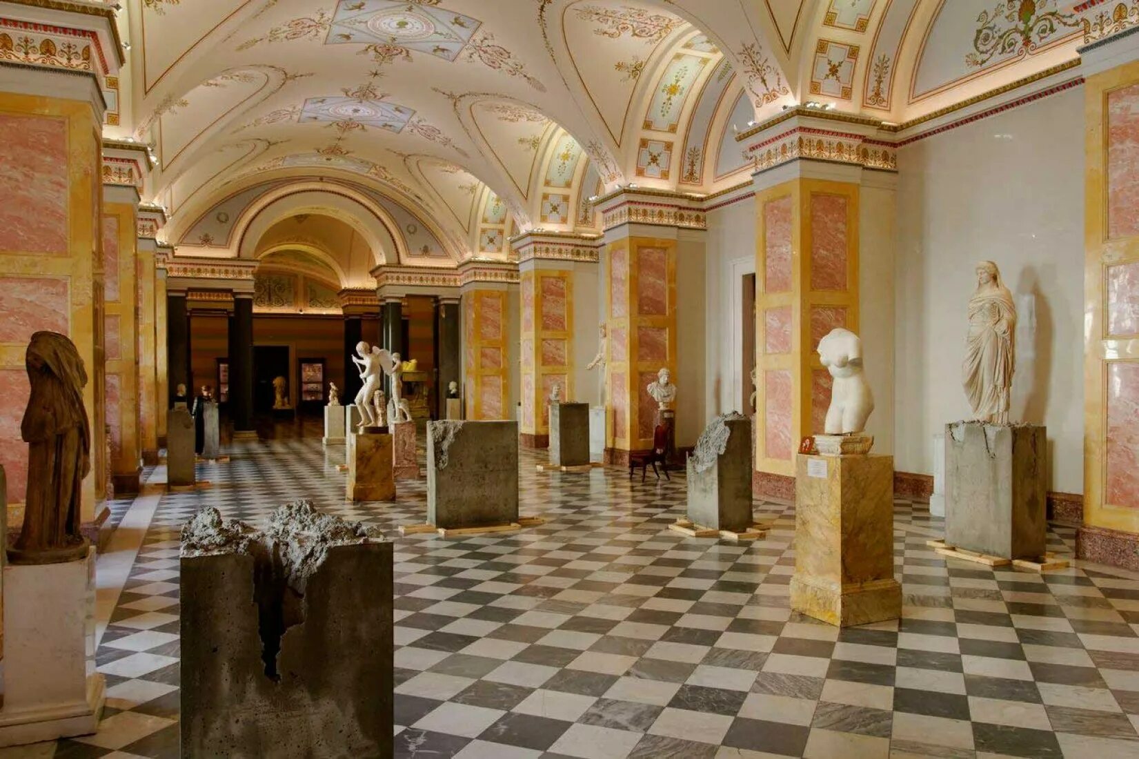 Музейный час эрмитаж. Аполлонов зал эрмитажа. лувр и эрмитаж. эрмитаж museum russia. зал аполлона в эрмитаже.