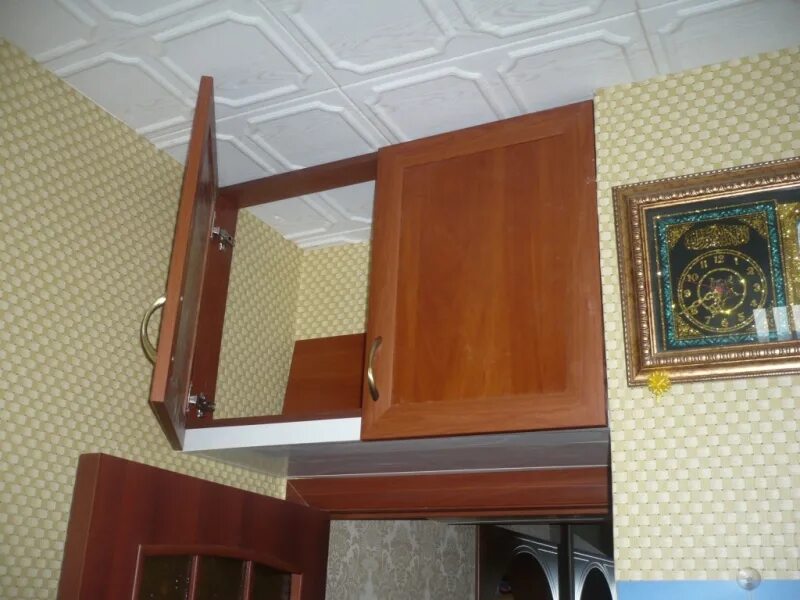 Антресоль на шкафы на кухню. Кухонные антресоли. кухня с антресолью. антресоли на кухне. антресоли на кухне над дверью.