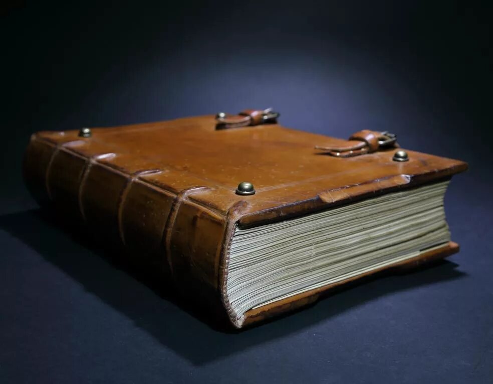 верстка книги. книги ручной работы. идеи для хранения книг. классическая литератру. стеллаж во всю стену.