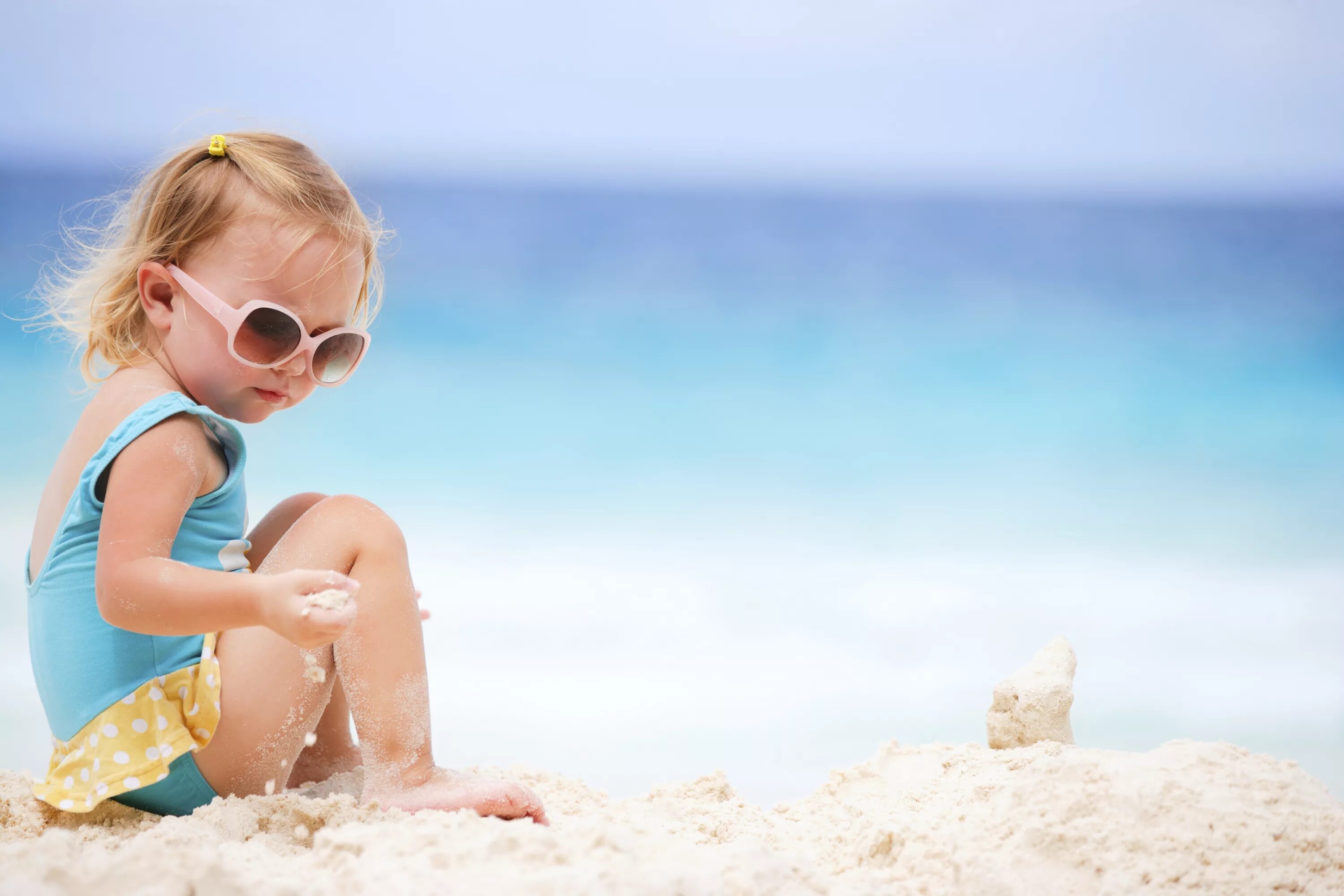 Море песок ребенок. Ребенок в пледе. Лето дети море. Дети на море девочки. Лето пляж дети.