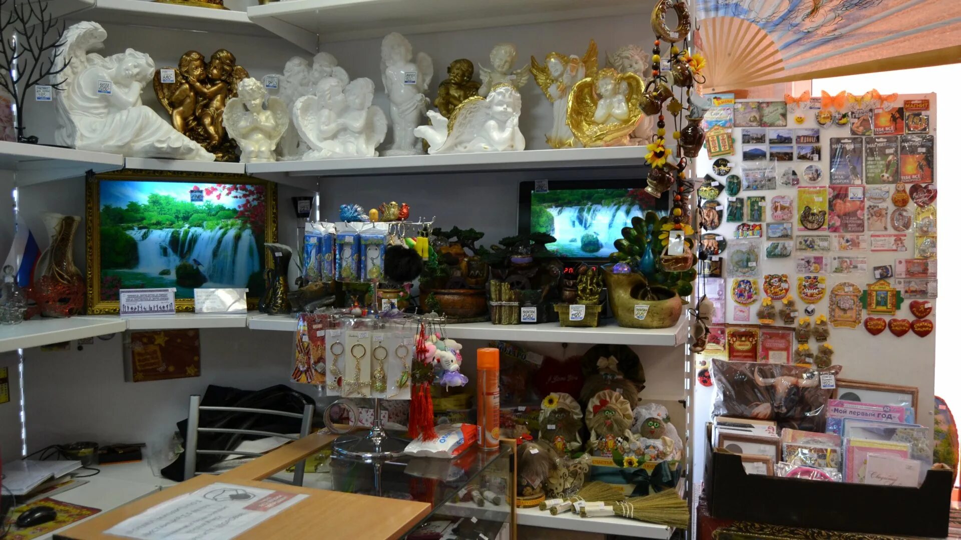 витрина магазина сувениров. магазин сувениров. магазин подарков в москве. сувениры магазин рядом со мной. сувениры магазин рядом со мной.