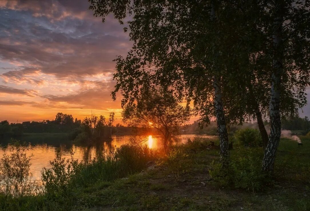 Поздний летний вечер. Пейзаж вечер. Вечерний закат. Летний закат на реке. Вечерз на берегк у реки.