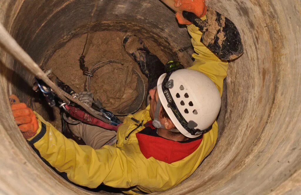 Газы в канализационных колодцах. Охрана труда в замкнутых пространствах. Колодец выполнение работ. Колодец кабельной канализации. Работник канализации.