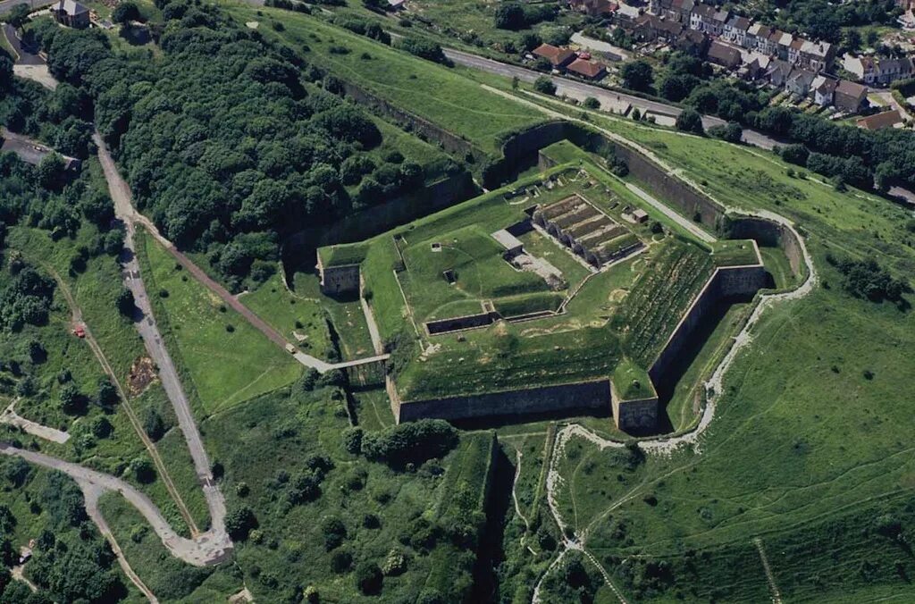 Аргамач пальна скалы. Крепость святой анны, станица старочеркасская. Земляной вал крепость. Земляная крепость в себеже. Бастионная фортификация.