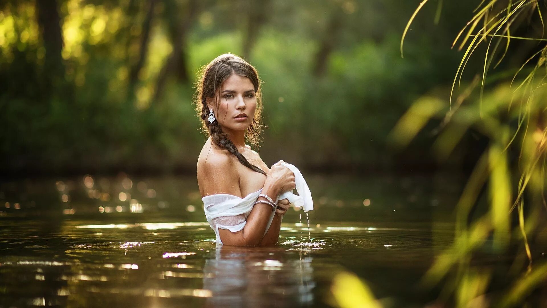 Miki Macovei фотограф. Miki Macovei фото. Девушка у реки. Фотосессия на пруду.