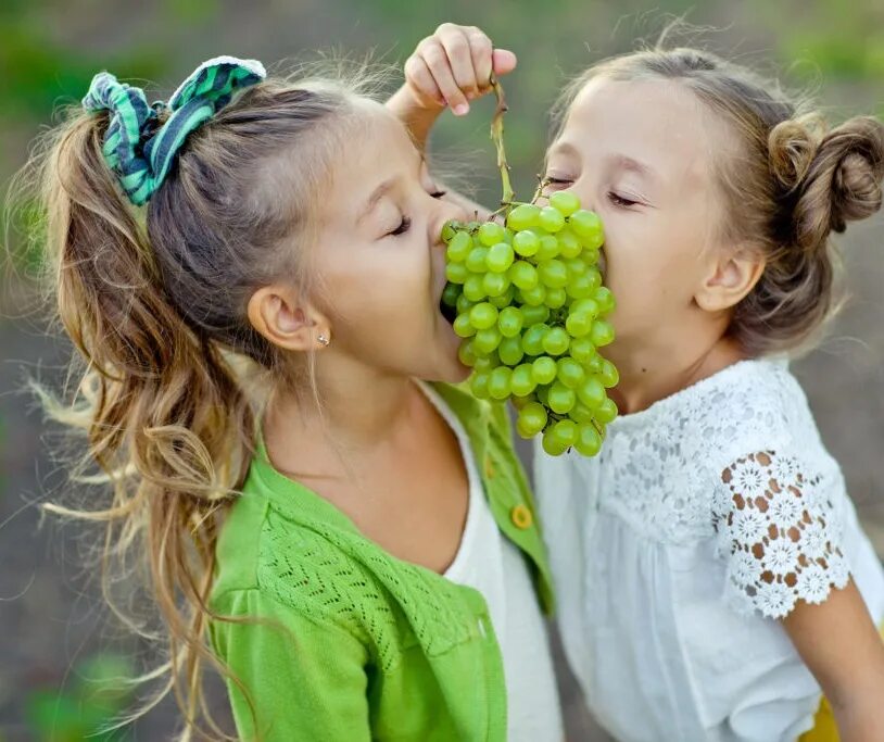 Живи со вкусом. Виноград для детей. Фотосессия с виноградом ребенок. Ребенок ест виноград. Девочка с виноградом.