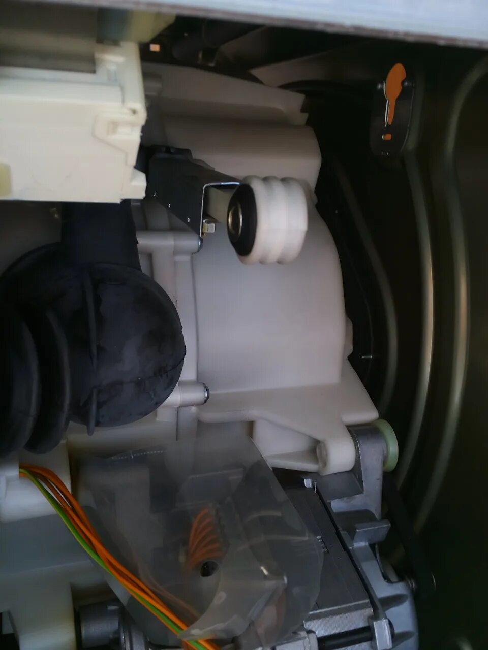 Индезит снять амортизатор. Амортизаторы для стиральной машины Bosch wlx201610e. Датчик уровня воды стиральная машина Bosch Classixx 5. Амортизаторы для стиральной машины бош Макс 5. Bosch WOB 2000 насос.