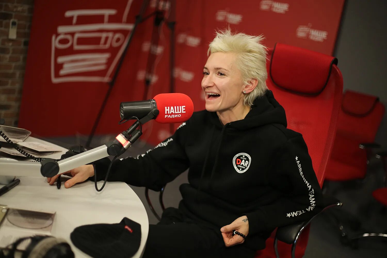 Подъемники наше радио. Подъемники наше радио ведущие. Программа подъемники. Двухстоечный подъемник launch tlt-245at(l) схема отверстий. Самарские подъёмники инструкция по установке.