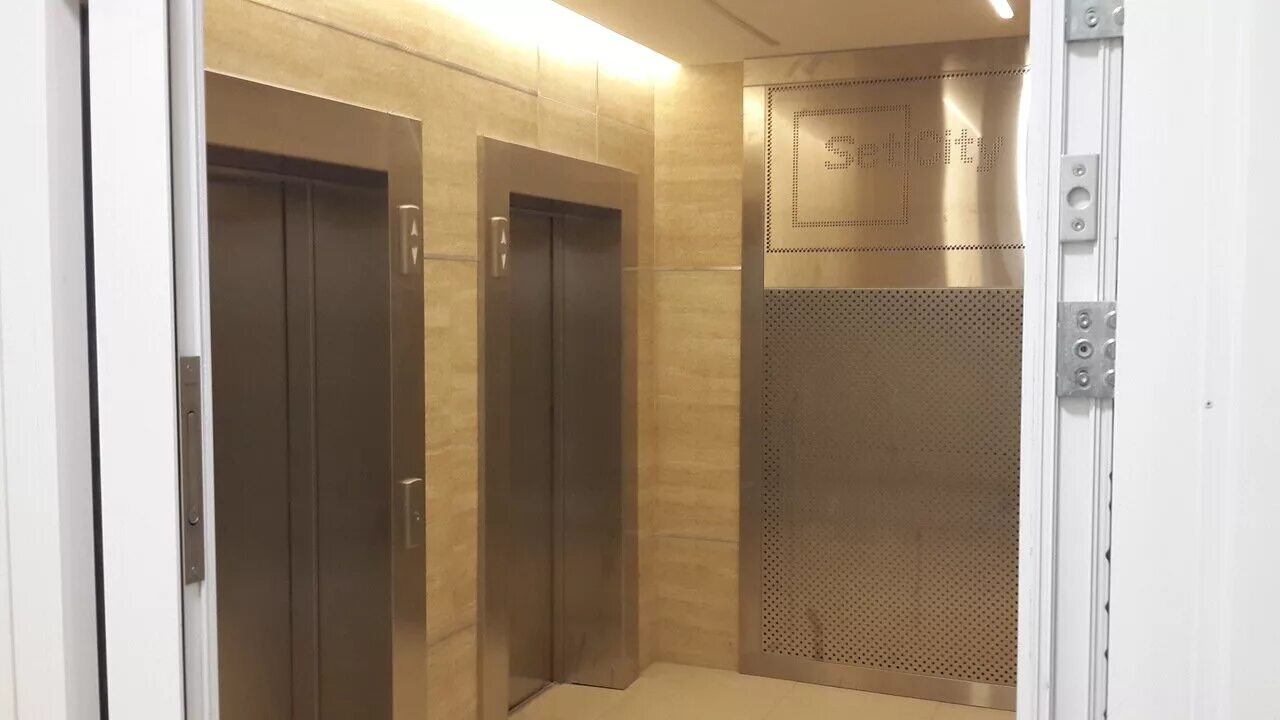 Лифты в административном здании. Пожарозащищенный лифтовой холл. Подъезд интерьер современный. Интерьер подъезда. Лифтовой холл больницы нижневартовск.