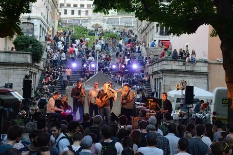 Fille nue en festival de musique