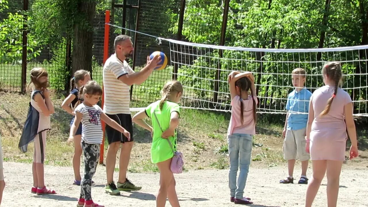 Включи видео лагерь. Дети в пришкольном лагере. Физкультура в лагере. Соревнования для детей в летнем лагере. Физическое воспитание в лагере зеркальный.