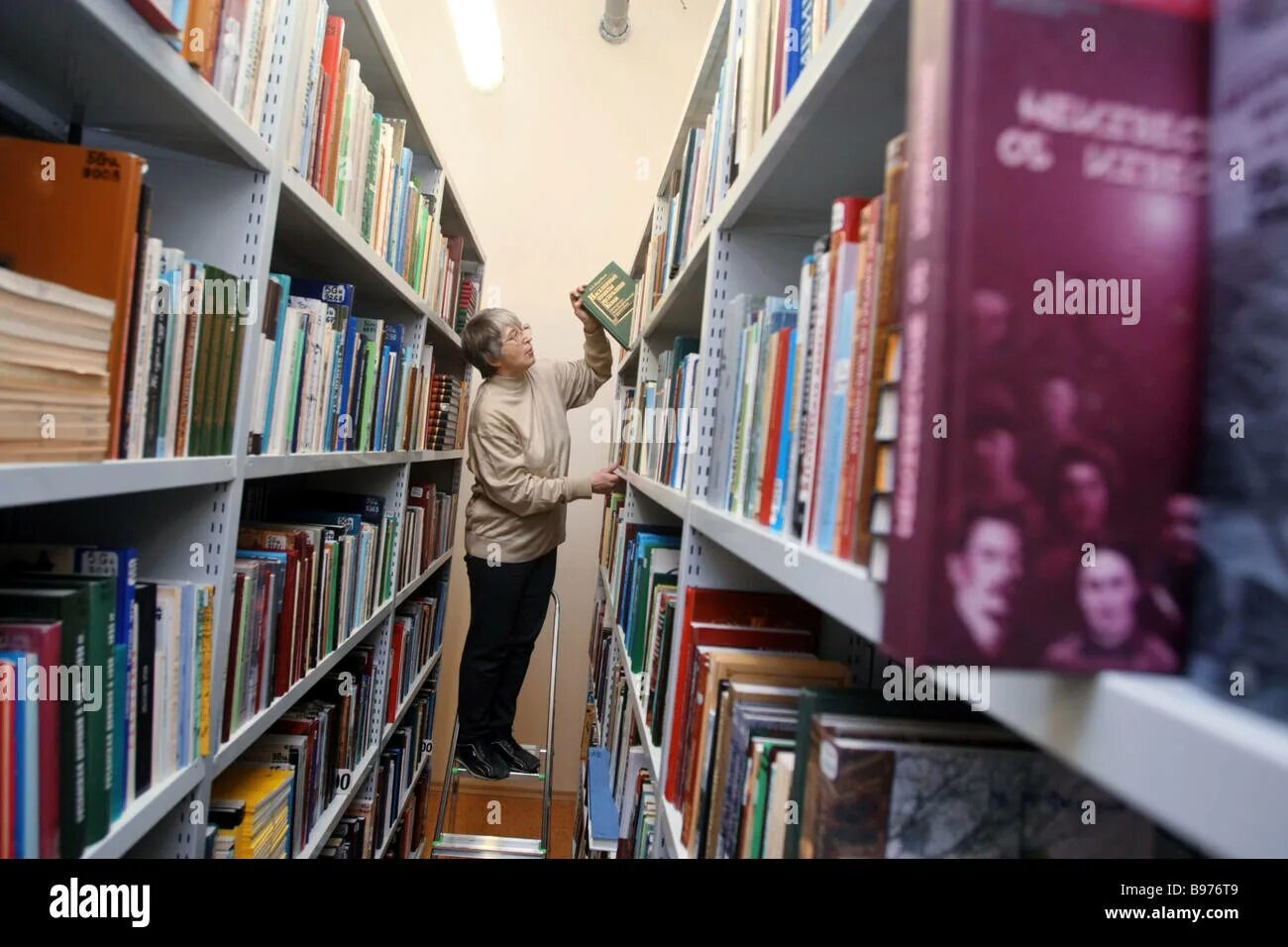 Library статьи. Библиотека кубинской литературы. Библиотека на кубовой. Городецкая библиотека. Философ в библиотеке у окна.