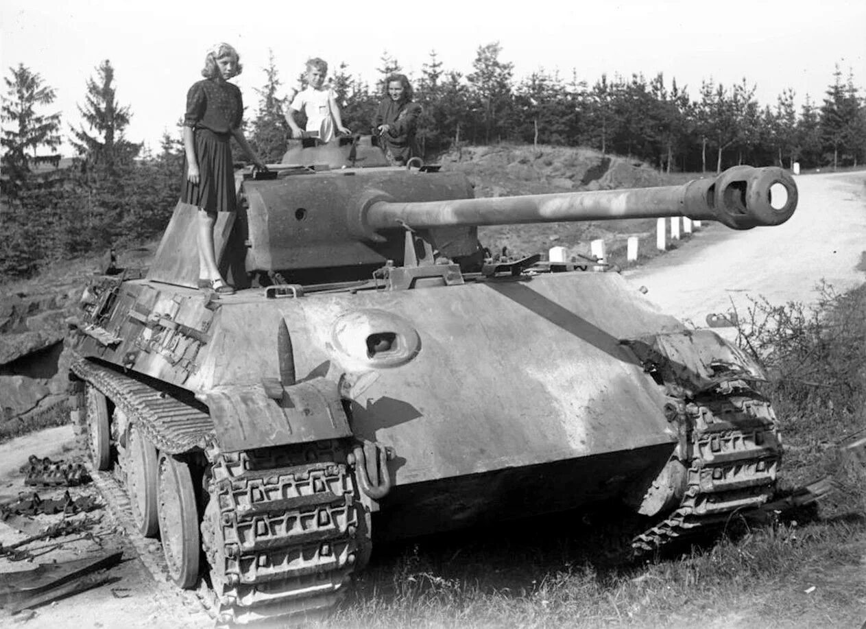 Немецкий танк пантера второй мировой. Panther v Ausf g 1945. Танк пантера вермахта. Пантера танк 2 мировая. Видео немецких танков