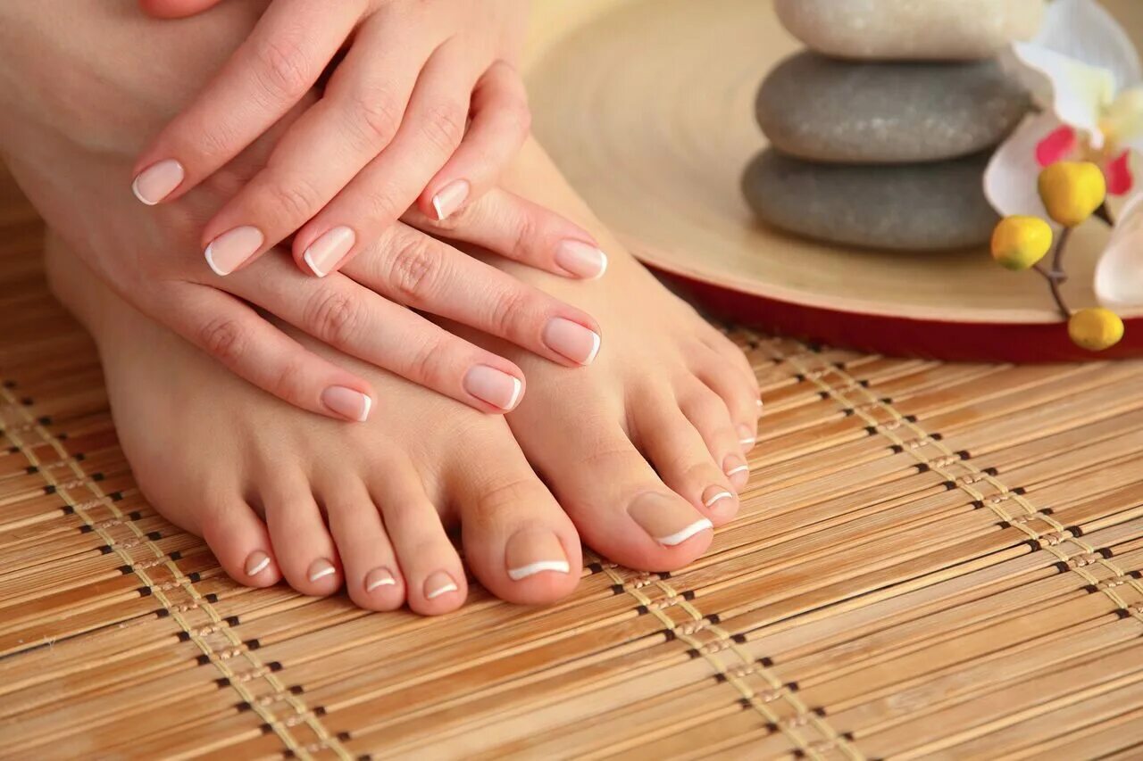 ухоженные руки и ноги. ногти ногти. средство от грибка ногтей на руках. профилактика грибковых заболеваний ногтей. женский педикюр без покрытия.