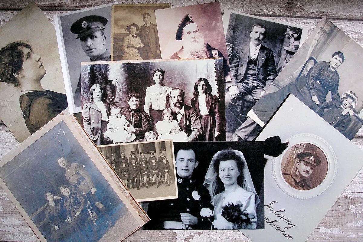 Семейные истории в фотографиях. Старинные документы. Старинный семейный фотоальбом. Старинный альбом для фотографий. Старинные фотокарточки.