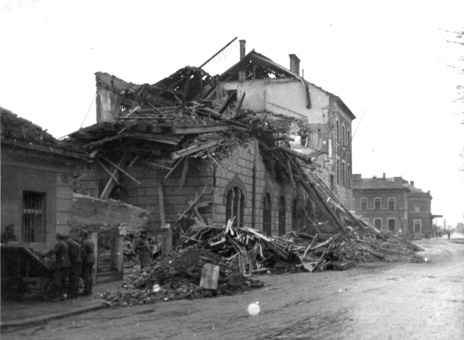Разрушенные здания в годы войны 1941-1945. Разрушенное здание. Разрушенные здания после войны. Разрушенные дома войной