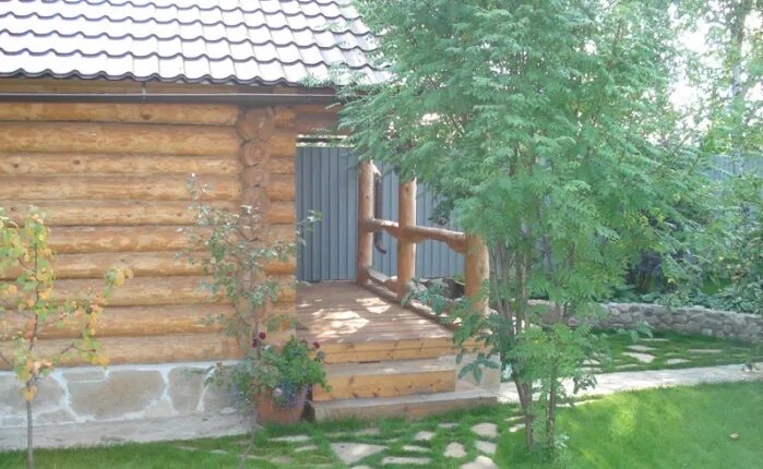 Обустройство участка около бани. Ландшафт вокруг бани. Посеяла мамино ожерелье возле бани я. Территория возле бани. Мама выращивает цветы.