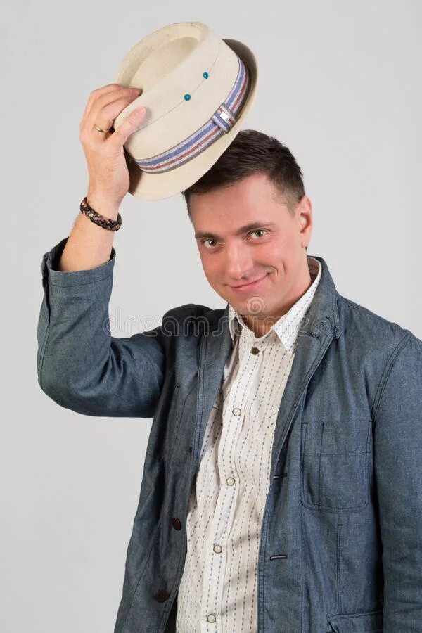 Человек в шляпе здоровается. Снимание шляпы. Человек поднимает шляпу. Приподнимает шляпу. Снятие шляпы в знак приветствия.