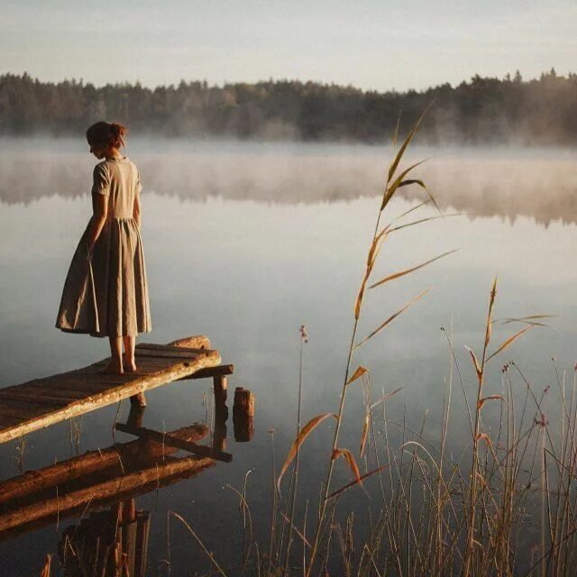 Красивое молчание. Летняя тоска. Девушка у реки картина. Странник у реки. Призрачное лето.