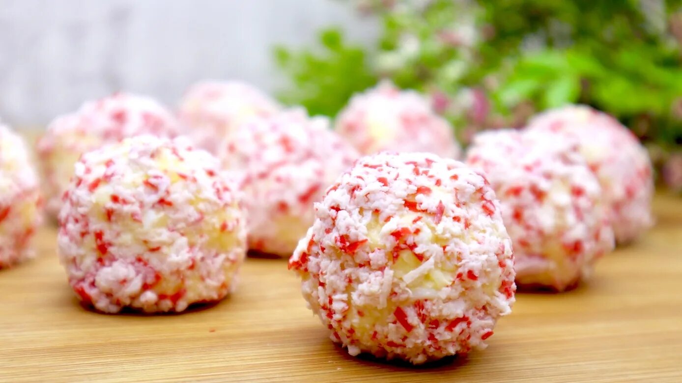 закуска рафаэлло из крабовых палочек. закуска из сырных шариков. новогодние шарики из крабовых палочек. крабовые шарики рафаэлло. рафаэлло с крабовыми палочками.