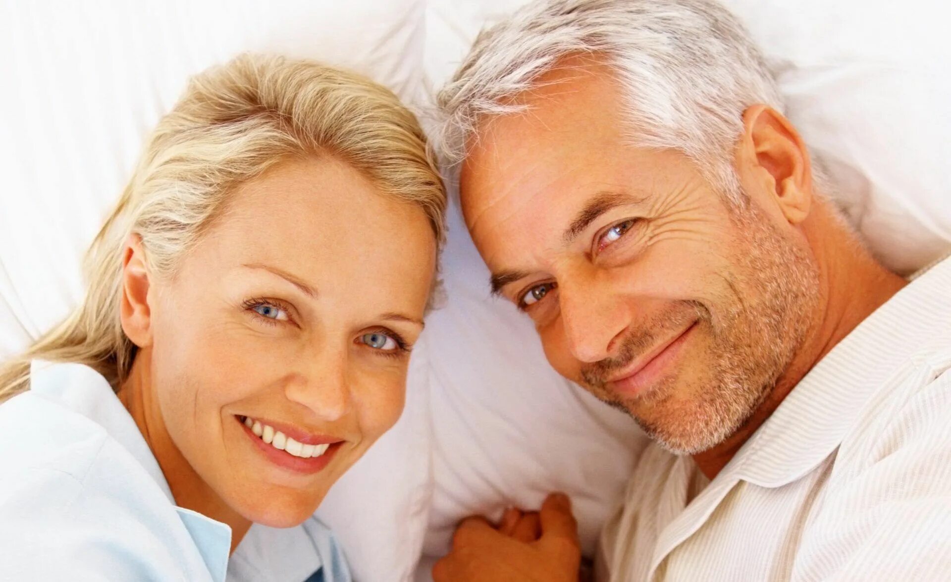 Счастливая пожилая женщина. Мужчина и женщина в возрасте. Люди старше 40. Дайан лэйн в фильме ночи в роданте. Мужчина и женщина среднего возраста.